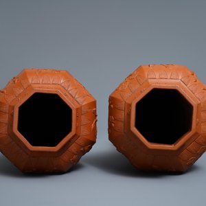 Une paire de vases de forme balustre en grès de Yixing à décor en relief, Chine, Kangxi — photo 5