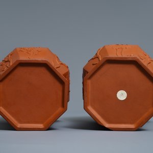 Une paire de vases de forme balustre en grès de Yixing à décor en relief, Chine, Kangxi — photo 6