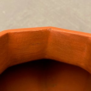 Une paire de vases de forme balustre en grès de Yixing à décor en relief, Chine, Kangxi — photo 7