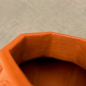 Une paire de vases de forme balustre en grès de Yixing à décor en relief, Chine, Kangxi — photo 9