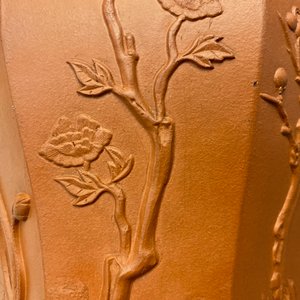Une paire de vases de forme balustre en grès de Yixing à décor en relief, Chine, Kangxi — photo 10