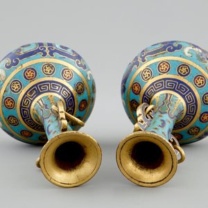 Une paire de vases de forme bouteille en cloisonné chinois, 18/19ème — photo 6