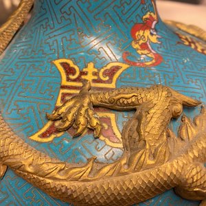 Une paire de vases de forme bouteille en émaux cloisonnés, 19ème — photo 12