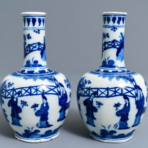 Une paire de vases de forme bouteille en faïence de Delft bleu et blanc à décor de chinoiserie, 1ère moitié du 18ème — photo 1