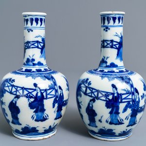 Une paire de vases de forme bouteille en faïence de Delft bleu et blanc à décor de chinoiserie, 1ère moitié du 18ème — photo 3