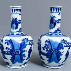 Une paire de vases de forme bouteille en faïence de Delft bleu et blanc à décor de chinoiserie, 1ère moitié du 18ème — photo 4