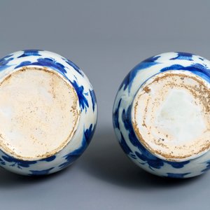 Une paire de vases de forme bouteille en faïence de Delft bleu et blanc à décor de chinoiserie, 1ère moitié du 18ème — photo 5