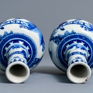 Une paire de vases de forme bouteille en faïence de Delft bleu et blanc à décor de chinoiserie, 1ère moitié du 18ème — photo 6