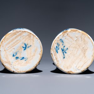 Une paire de vases de forme bouteille en faïence de Delft en bleu et blanc, fin du 17ème — photo 6