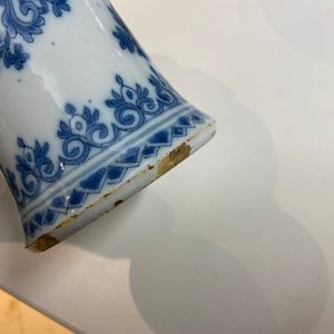 Une paire de vases de forme bouteille en faïence de Delft en bleu et blanc, fin du 17ème — photo 10