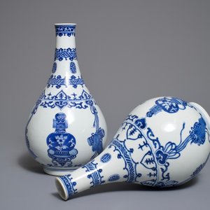 Une paire de vases de forme bouteille en porcelaine de Chine bleu et blanc, Kangxi — photo 1