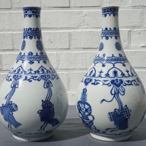 Une paire de vases de forme bouteille en porcelaine de Chine bleu et blanc, Kangxi — photo 12