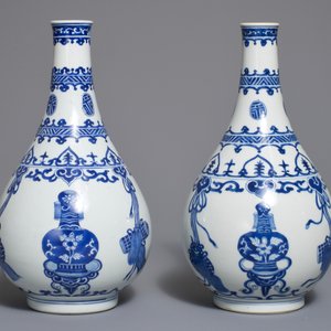 Une paire de vases de forme bouteille en porcelaine de Chine bleu et blanc, Kangxi — photo 2