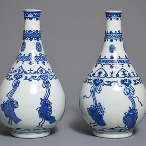 Une paire de vases de forme bouteille en porcelaine de Chine bleu et blanc, Kangxi — photo 3