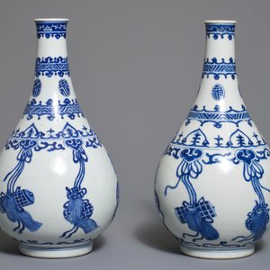 Une paire de vases de forme bouteille en porcelaine de Chine bleu et blanc, Kangxi — photo 5