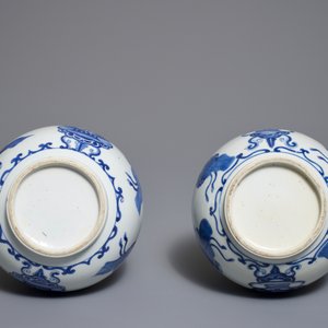 Une paire de vases de forme bouteille en porcelaine de Chine bleu et blanc, Kangxi — photo 7