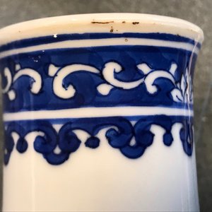 Une paire de vases de forme bouteille en porcelaine de Chine bleu et blanc, Kangxi — photo 9