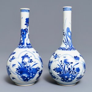 Une paire de vases de forme bouteille en porcelaine de Chine bleu et blanc, Kangxi — photo 1
