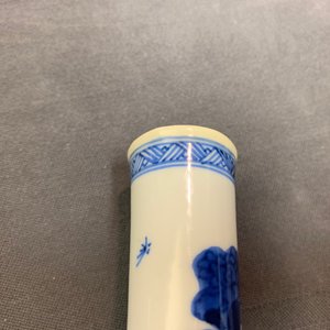 Une paire de vases de forme bouteille en porcelaine de Chine bleu et blanc, Kangxi — photo 12