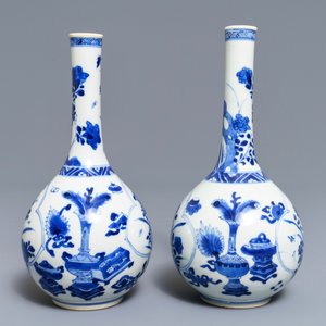 Une paire de vases de forme bouteille en porcelaine de Chine bleu et blanc, Kangxi — photo 4