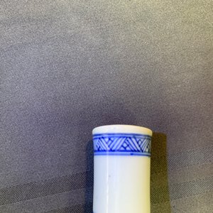 Une paire de vases de forme bouteille en porcelaine de Chine bleu et blanc, Kangxi — photo 7