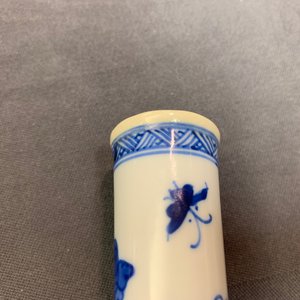 Une paire de vases de forme bouteille en porcelaine de Chine bleu et blanc, Kangxi — photo 10