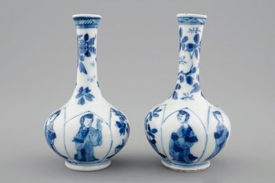 Une paire de vases de forme bouteille en porcelaine de Chine bleu et blanc, Kangxi