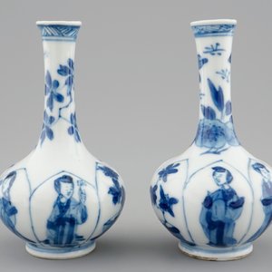 Une paire de vases de forme bouteille en porcelaine de Chine bleu et blanc, Kangxi — photo 3