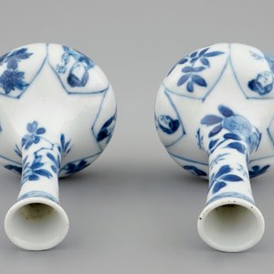 Une paire de vases de forme bouteille en porcelaine de Chine bleu et blanc, Kangxi — photo 6