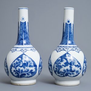 Une paire de vases de forme bouteille en porcelaine de Chine bleu et blanc, marque de Kangxi, 19/20ème — photo 2