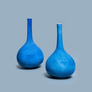 Une paire de vases de forme bouteille en porcelaine de Chine bleu poudré monochrome, Kangxi — photo 1