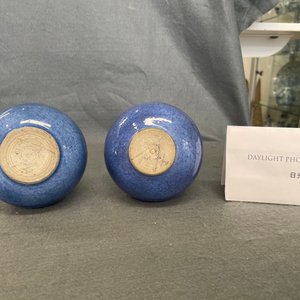 Une paire de vases de forme bouteille en porcelaine de Chine bleu poudré monochrome, Kangxi — photo 11