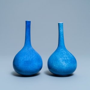 Une paire de vases de forme bouteille en porcelaine de Chine bleu poudré monochrome, Kangxi — photo 2