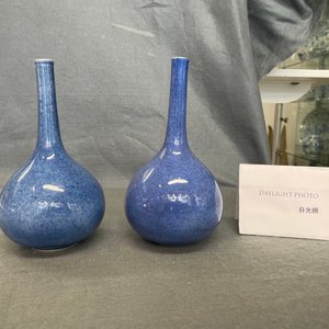 Une paire de vases de forme bouteille en porcelaine de Chine bleu poudré monochrome, Kangxi — photo 8