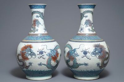 Une paire de vases de forme bouteille en porcelaine de Chine doucai, marque de Qianlong, 19ème