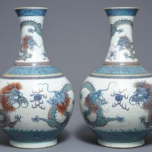 Une paire de vases de forme bouteille en porcelaine de Chine doucai, marque de Qianlong, 19ème — photo 1