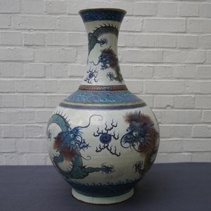 Une paire de vases de forme bouteille en porcelaine de Chine doucai, marque de Qianlong, 19ème — photo 11