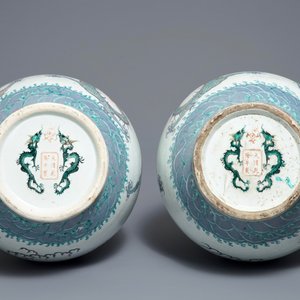 Une paire de vases de forme bouteille en porcelaine de Chine doucai, marque de Qianlong, 19ème — photo 5