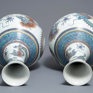 Une paire de vases de forme bouteille en porcelaine de Chine doucai, marque de Qianlong, 19ème — photo 6