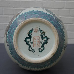 Une paire de vases de forme bouteille en porcelaine de Chine doucai, marque de Qianlong, 19ème — photo 10