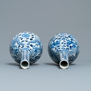Une paire de vases de forme bouteille en porcelaine de Chine en bleu et blanc, 19ème — photo 5