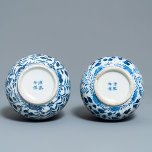 Une paire de vases de forme bouteille en porcelaine de Chine en bleu et blanc, 19ème — photo 6