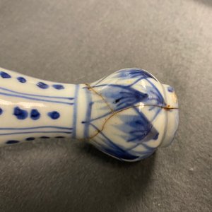 Une paire de vases de forme bouteille en porcelaine de Chine en bleu et blanc, Wanli — photo 18