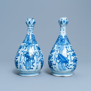 Une paire de vases de forme bouteille en porcelaine de Chine en bleu et blanc, Wanli — photo 8