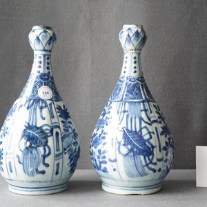 Une paire de vases de forme bouteille en porcelaine de Chine en bleu et blanc, Wanli — photo 12