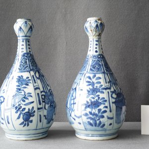Une paire de vases de forme bouteille en porcelaine de Chine en bleu et blanc, Wanli — photo 13