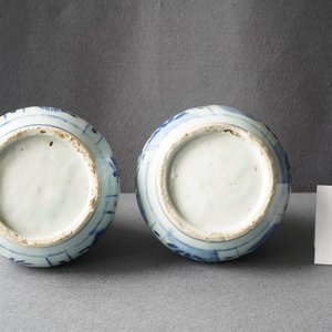 Une paire de vases de forme bouteille en porcelaine de Chine en bleu et blanc, Wanli — photo 15