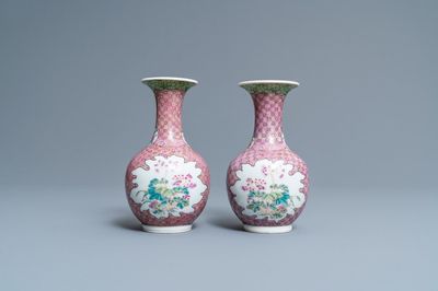 Une paire de vases de forme bouteille en porcelaine de Chine famille rose, 19/20ème