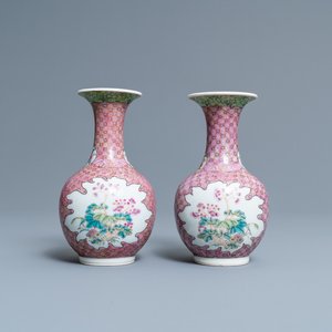 Une paire de vases de forme bouteille en porcelaine de Chine famille rose, 19/20ème — photo 1