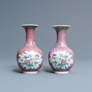 Une paire de vases de forme bouteille en porcelaine de Chine famille rose, 19/20ème — photo 3